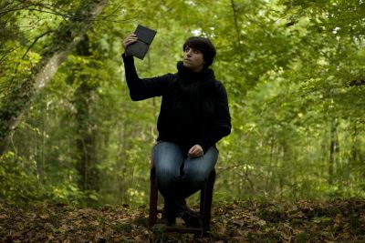 Personne invit&eacute;e avec le miroir noir
