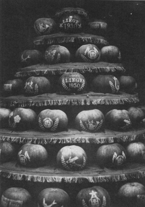 Pyramide de pomme "Belle de Pontoise" réalisée par Louis Aubin pour l'exposition internationale de Liége de 1930.