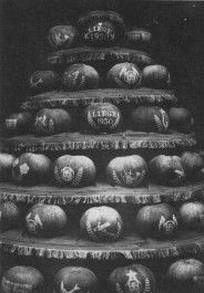 Pyramide de pomme "Belle de Pontoise" r&eacute;alis&eacute;e par Louis Aubin pour l'exposition internationale de Li&eacute;ge de 1930.